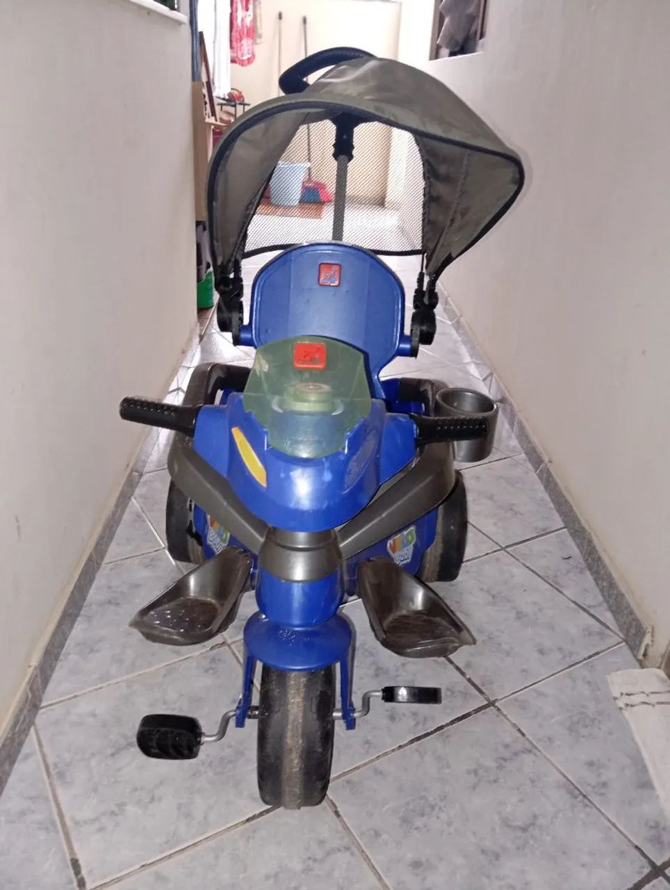 Triciclo infantil com cinto e empurrador e capota 