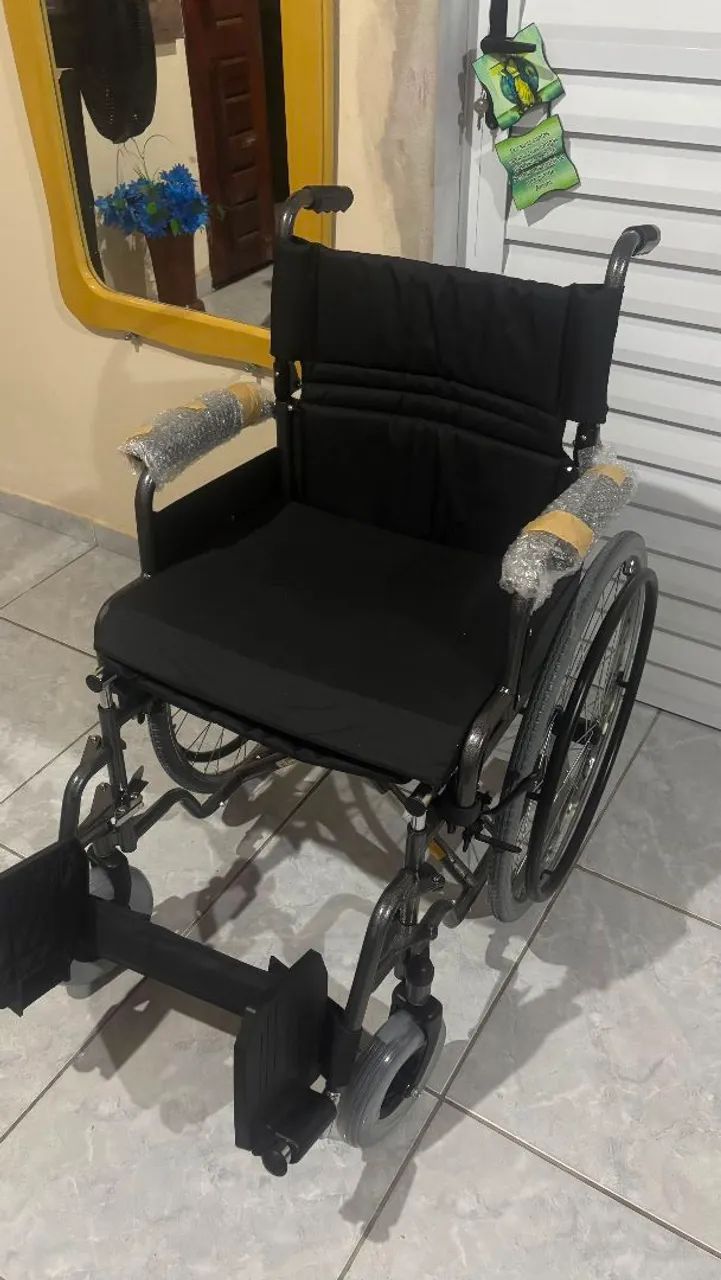 Kit cadeira de rodas e cadeira de banho - Foto 2