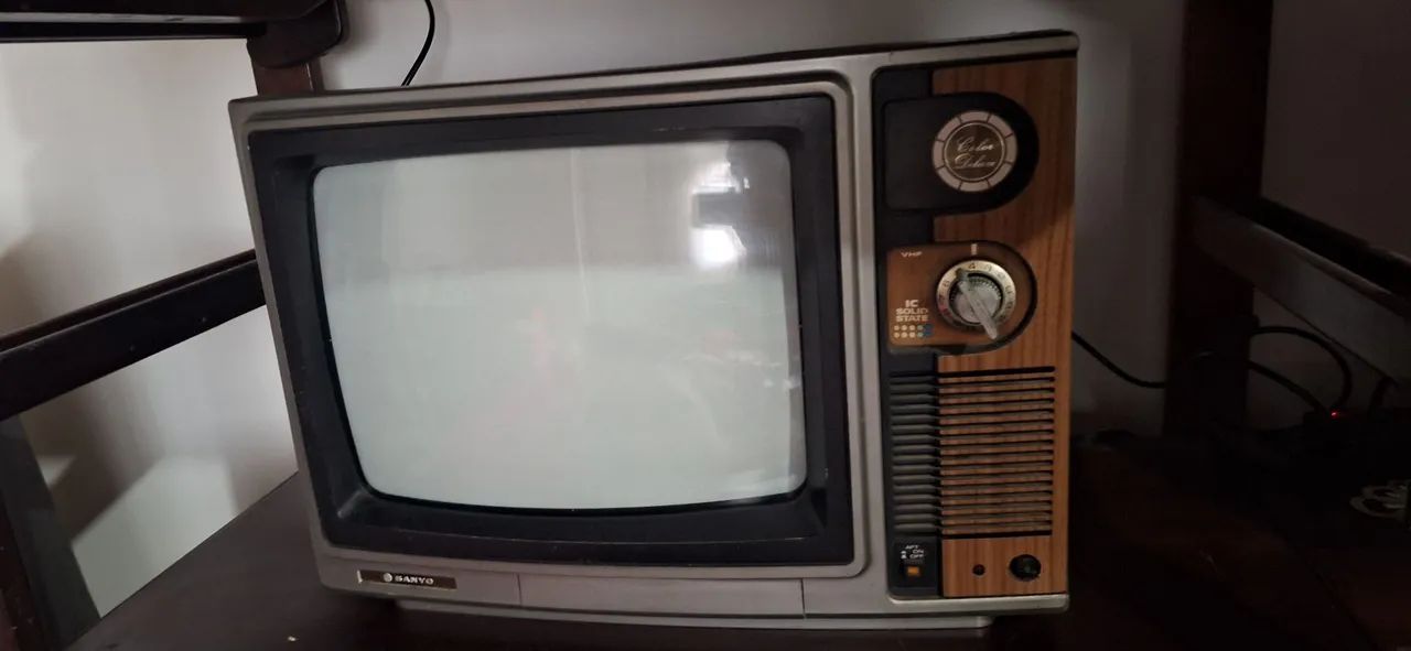 Televisão analógica antiga da marca Sanyo