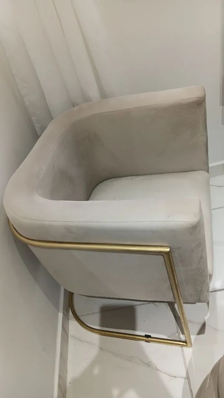 Poltrona em suede com base dourada - Foto 3