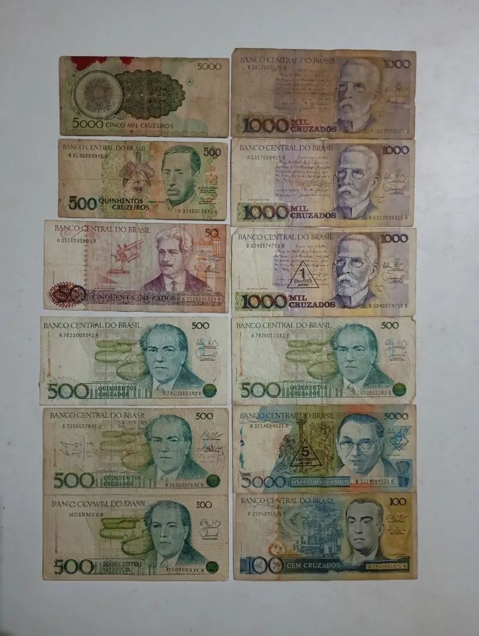 Dinheiro antigo conservado.