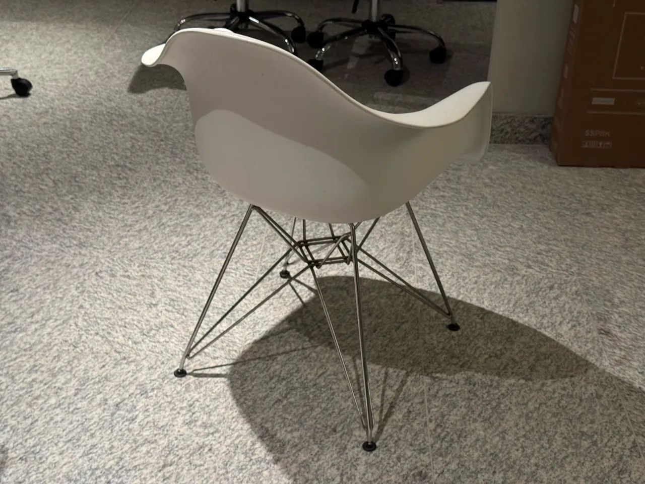 Cadeira Eames com braços (2 unidades) - Foto 3