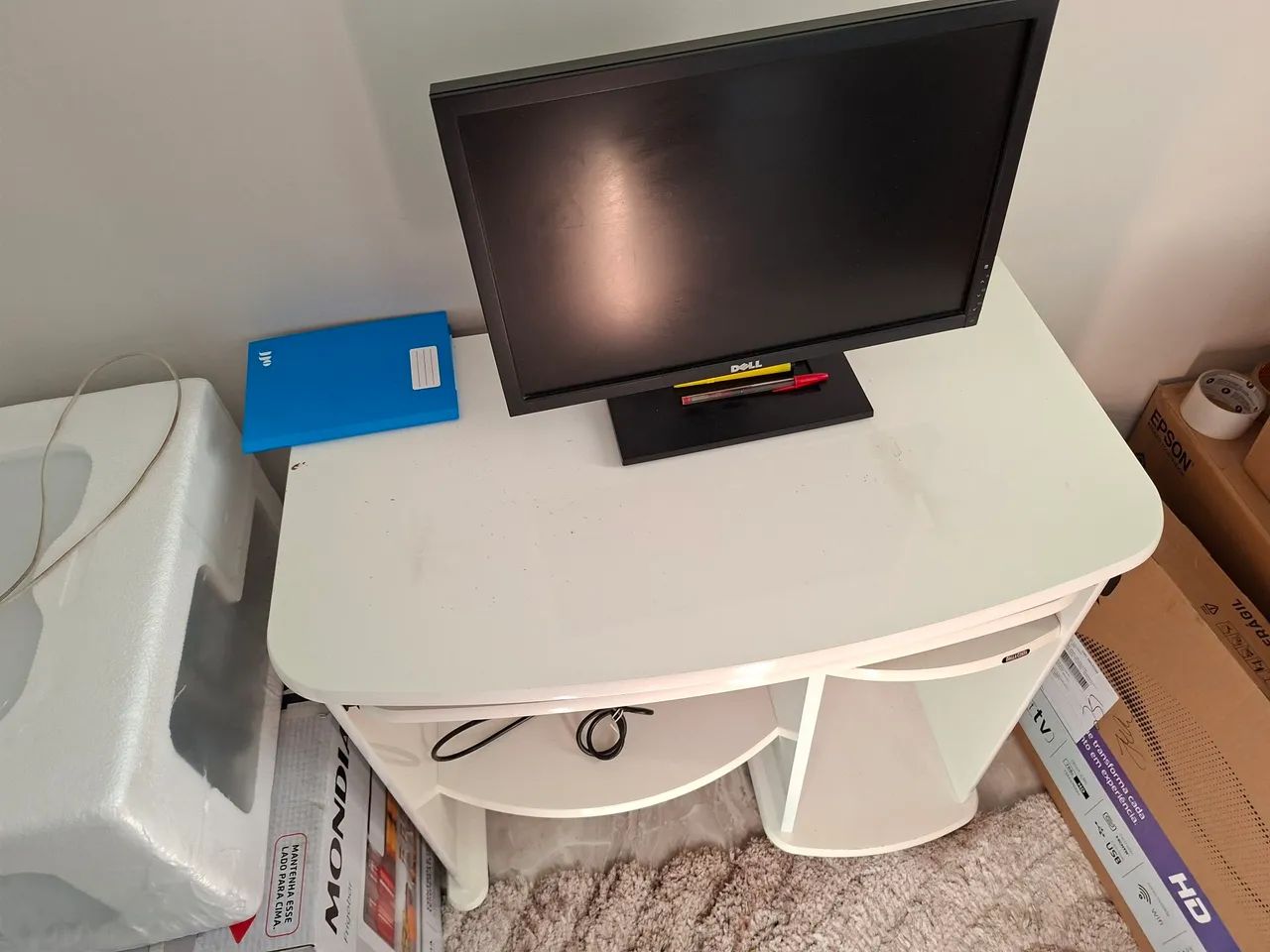 Mesa para computador/escritório branca com bandeja - Foto 3
