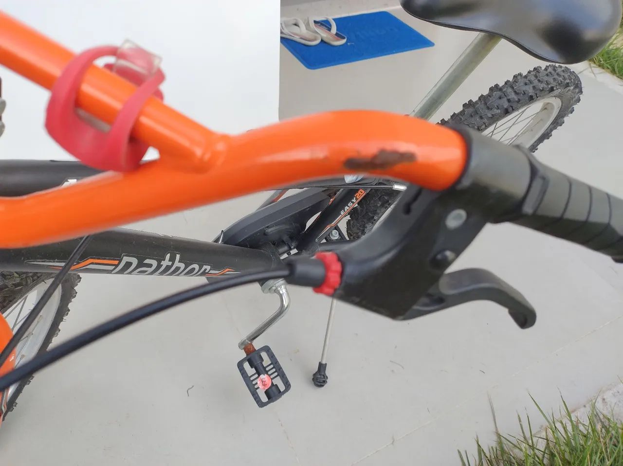 Bicicleta infantil Apollo Nathor aro 20 - usada  - Foto 5