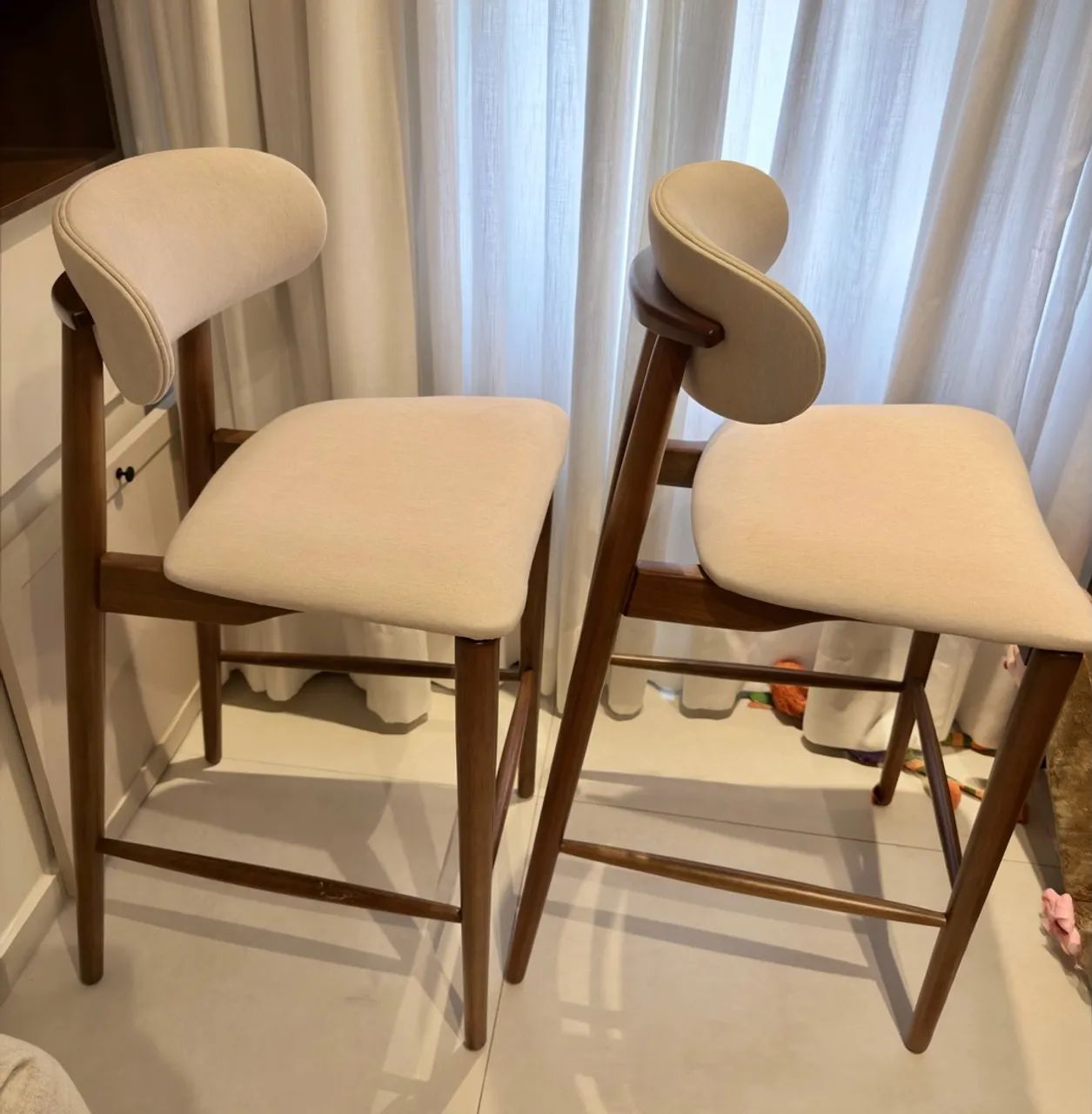 Cadeira madeira Jequitibá com tecido em linho off white  - Foto 5
