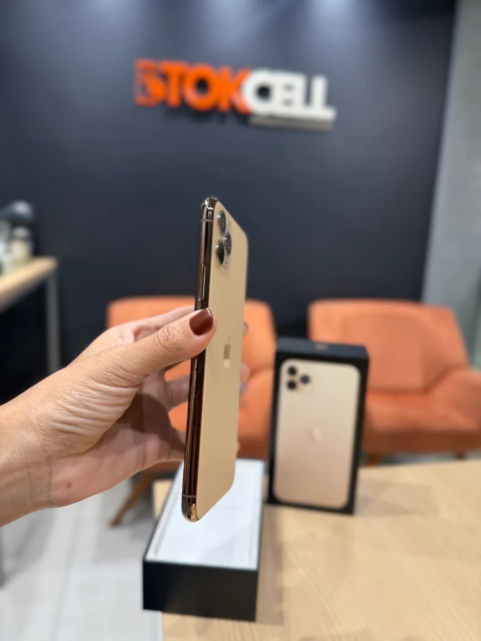 IPhone 11 Pro Max 256GB Gold Seminovo Garantia de Loja - Celulares