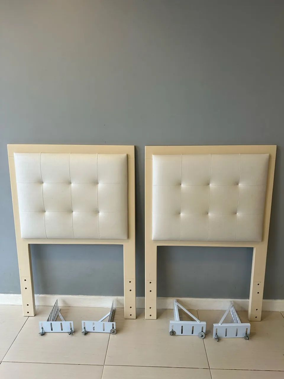 Duas Cabeceiras de Cama de Solteiro Estofadas - Bege - Foto 2