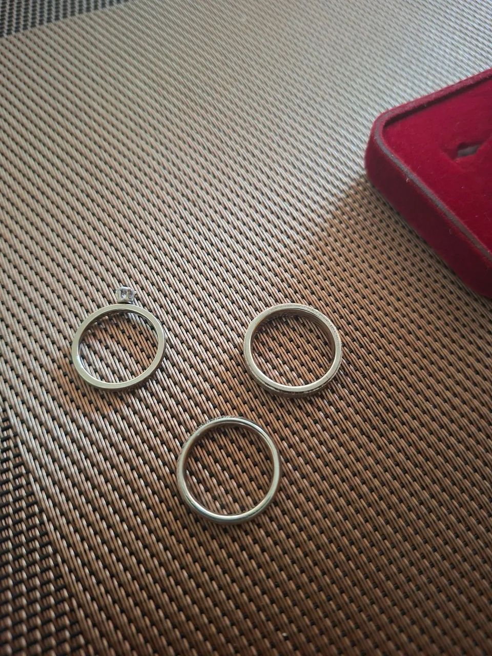 Par de Alianças de Prata com Pedras - Modelo Elegante + Estojo - Foto 2