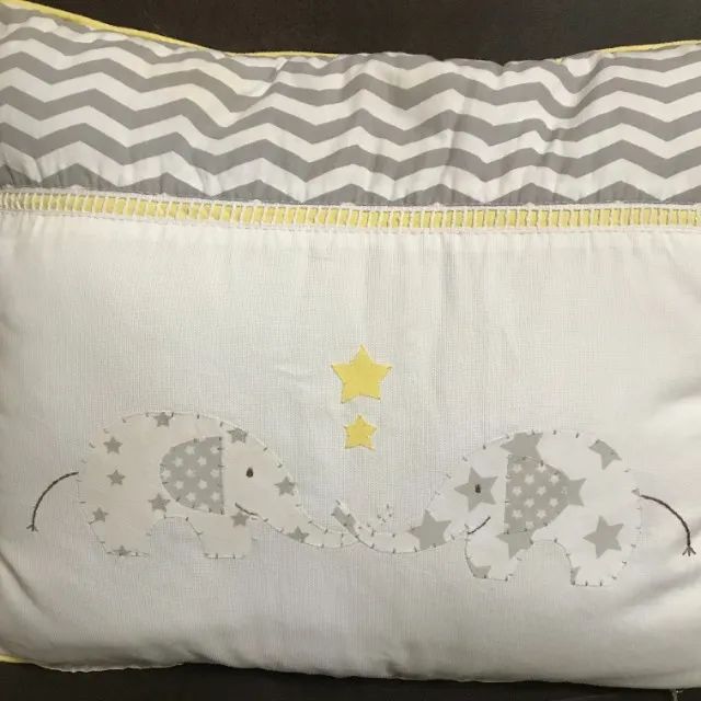 Almofada Branca E Cinza Com Elefantes Bordados - Foto 3