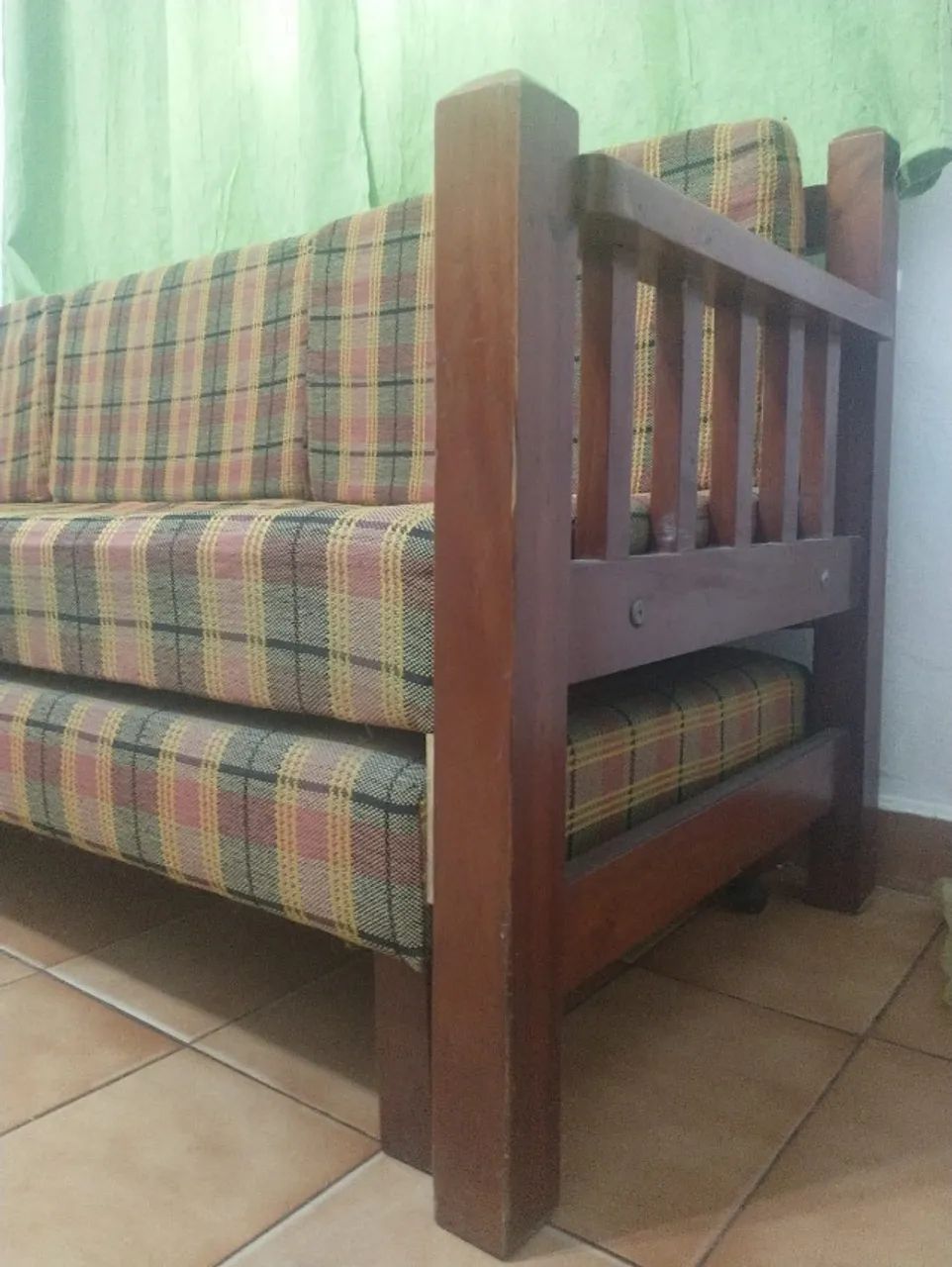 sofá-cama de madeira com estofado xadrez - Foto 4