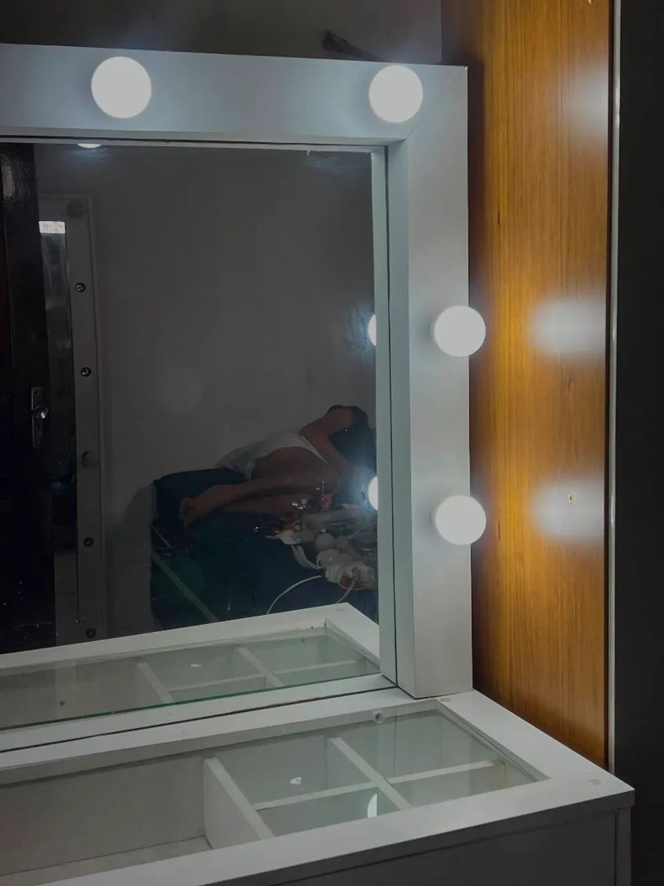 Penteadeira camarim branca com espelho e iluminação. - Foto 3