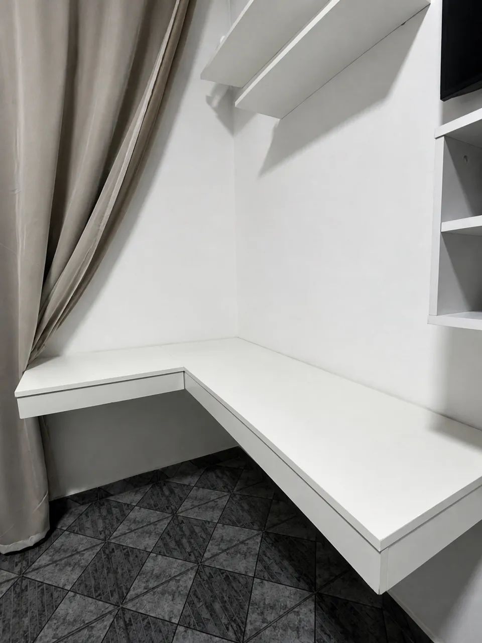 MESA SUSPENSA EM L