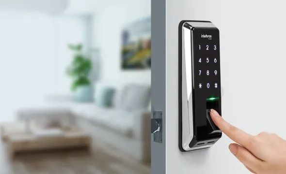 FR 220 - Fechadura digital Intelbras com biometria