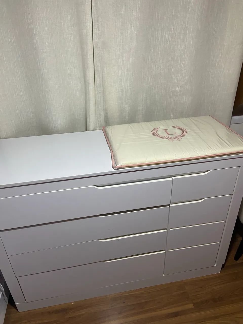 Cômoda fraldário 5 gavetas e 1 porta branco fosco