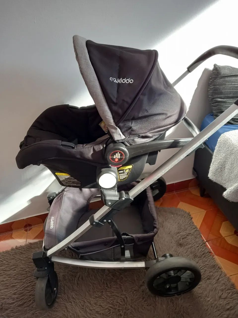 Vendo carrinho Moisés com bebê conforto  - Foto 2