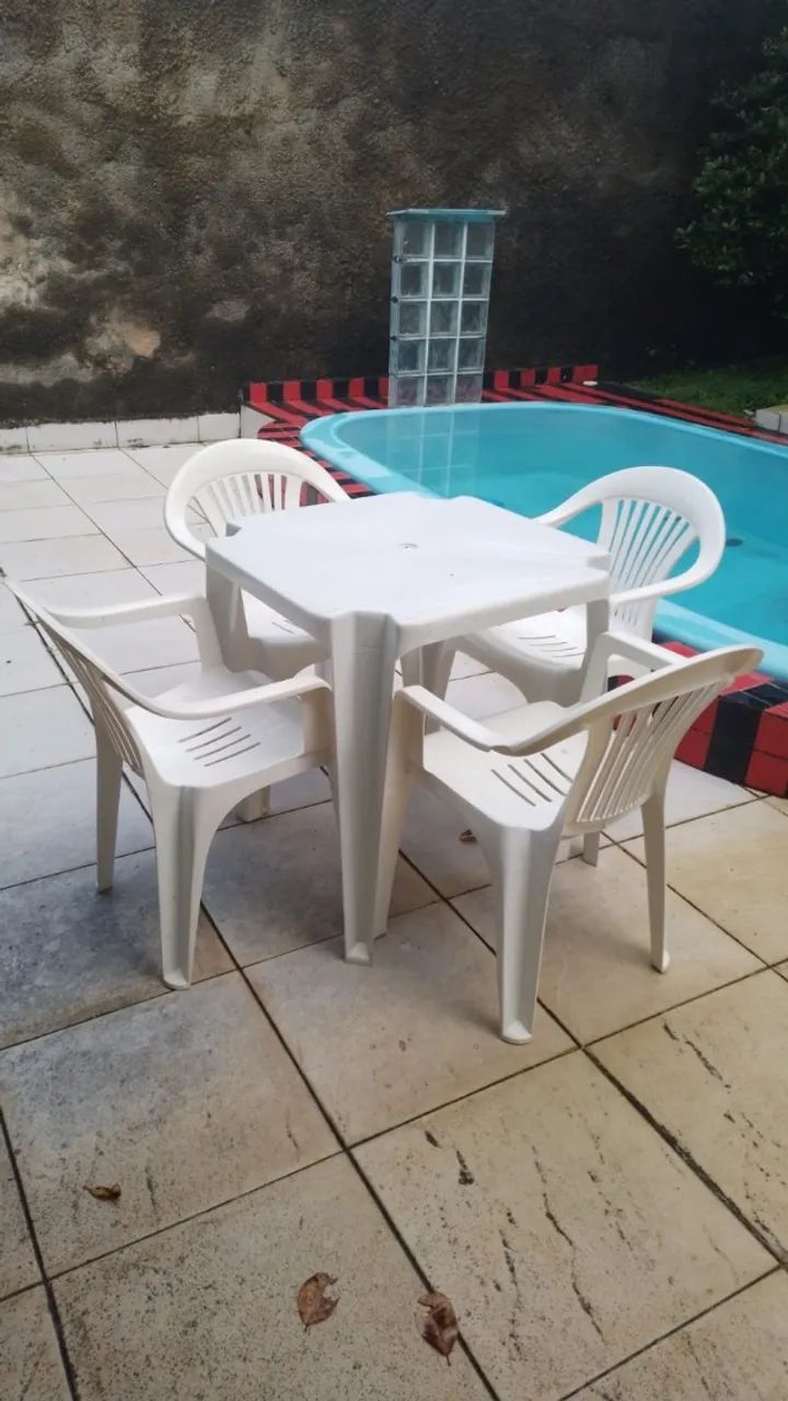 Mesa de plástico e cadeiras com braços