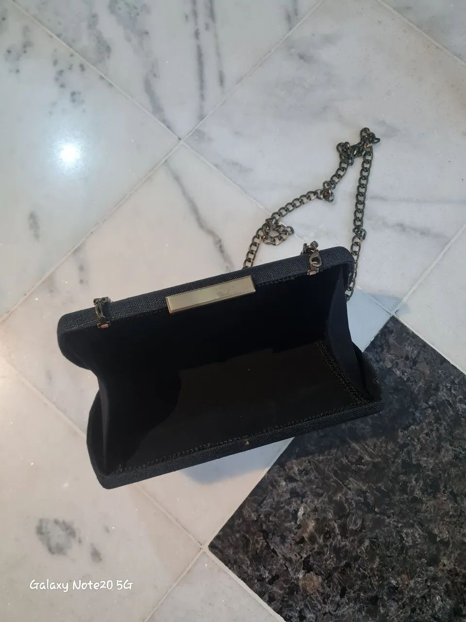 Bolsa de festa preta estilo clutch de tecido telado com alça de corrente metálica. - Foto 2