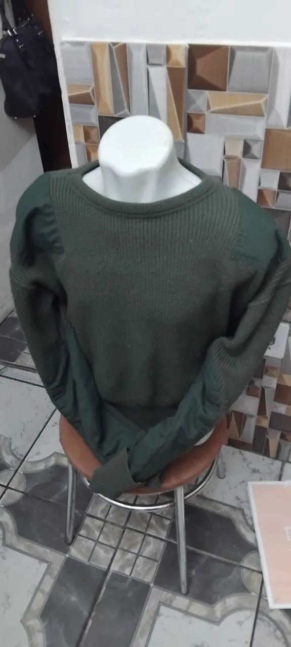 Blusa de lã verde oliva.