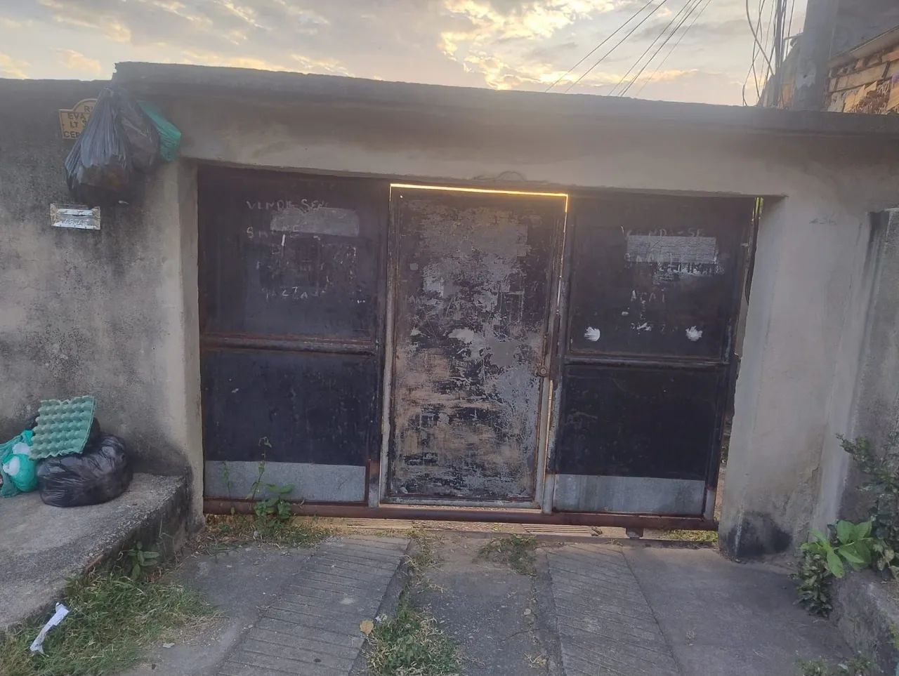 Portão de ferro bruto