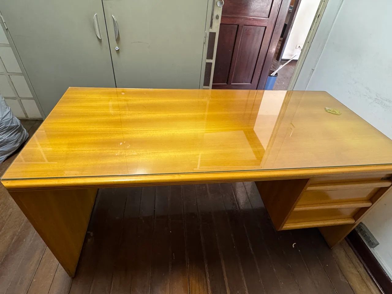 Mesa de escritório com tampo de vidro - Foto 2