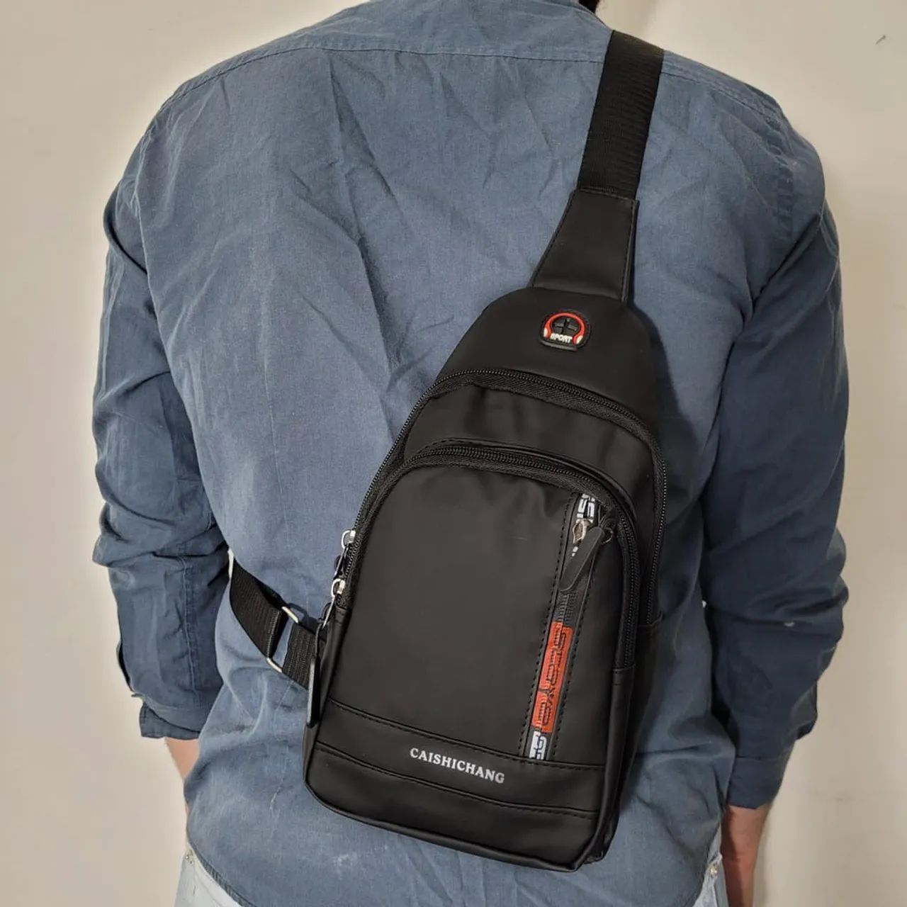 Mini mochila transversal cabe celular e pequenos objetos - Foto 2