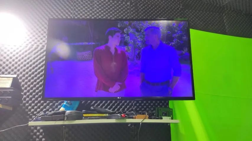 Smart TV LG 43 Polegadas com suporte de parede - Foto 4
