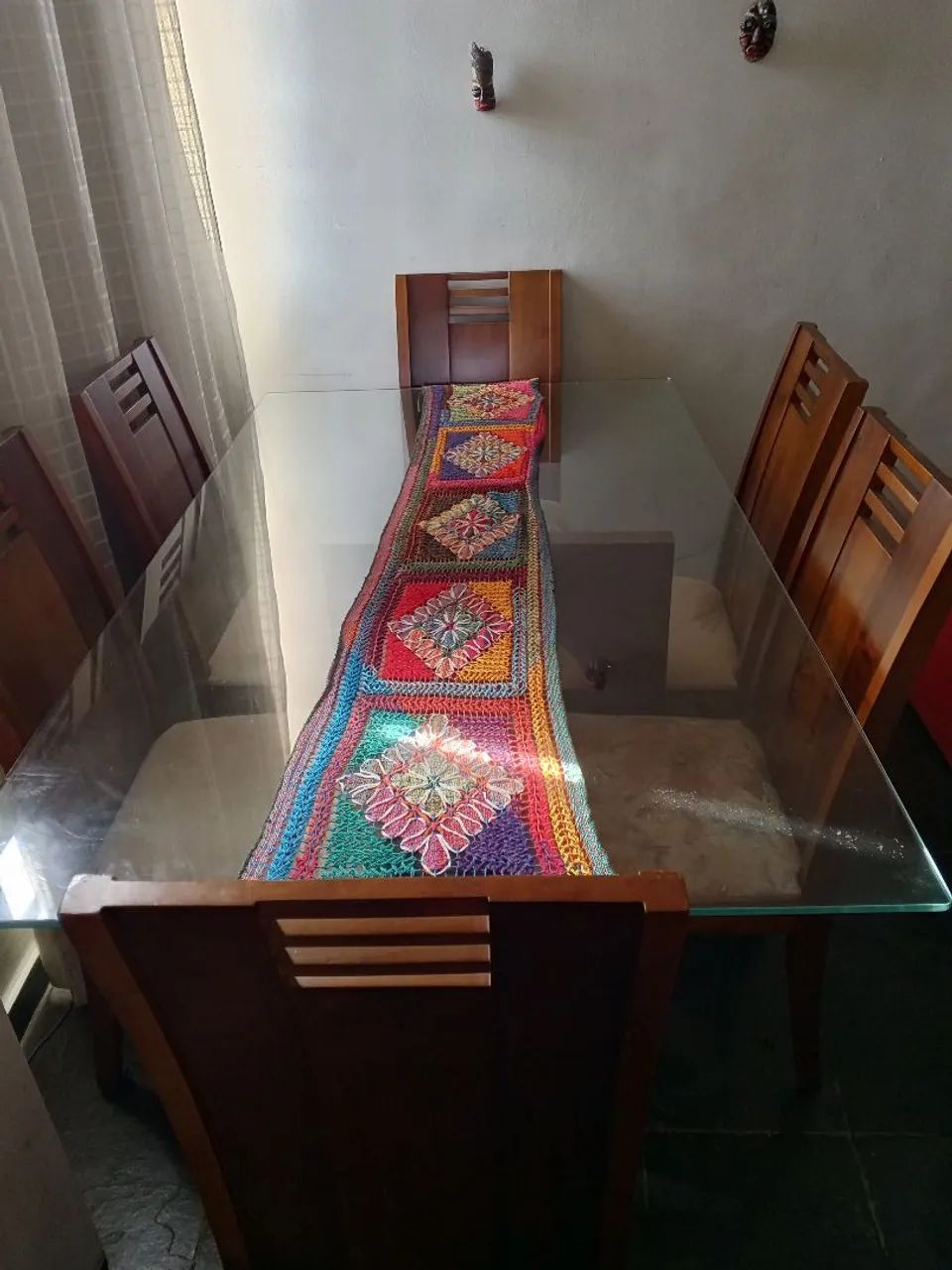 Mesa com tampo de vidro e 6 cadeiras maciças - Foto 3