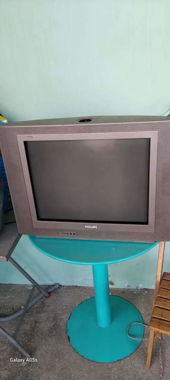 Tv antiga funcionando 