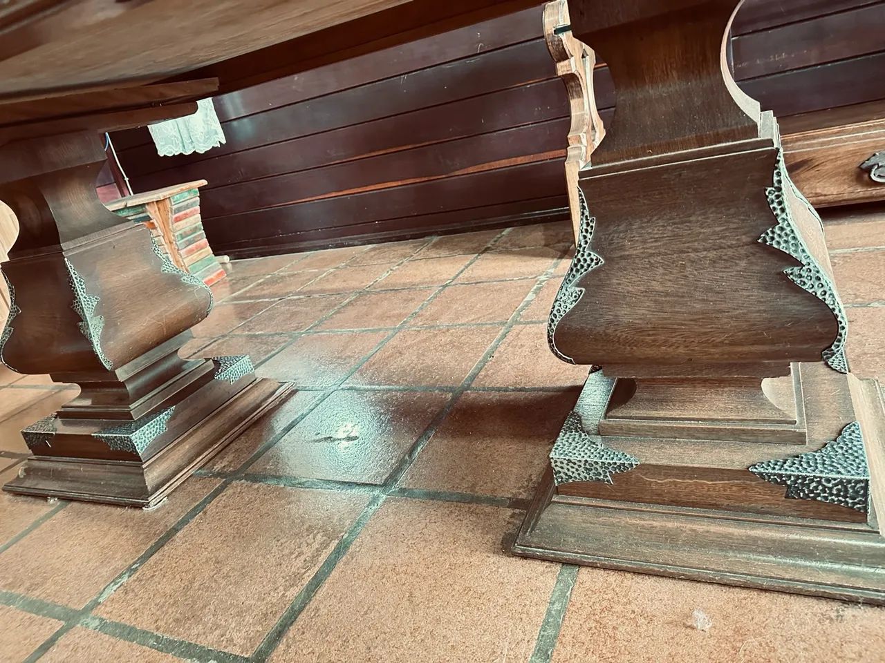 Mesa de madeira maciça com cadeiras  - Foto 2
