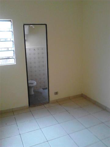 Quitinete com ótima localização, no aterrado.