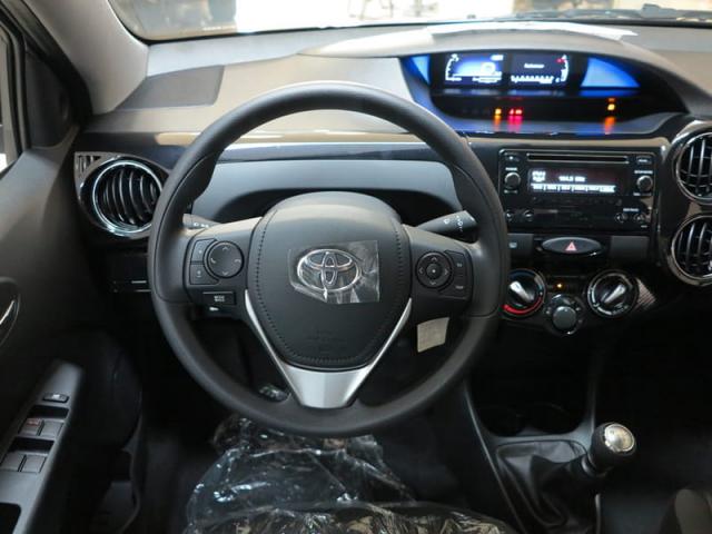 TOYOTA ETIOS SEDAN X PLUS 15 MT 19/20 - Foto 15