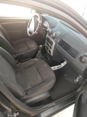 Vendo um Renault Logan 1.6 , 4 portas ano 2007. Completo. Documento em dias valor R$9.000 - Foto 2
