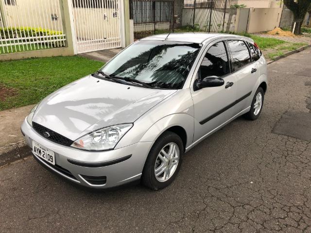 Ford Focus Hatch GLX 2.0 em excelente estado, segundo dono