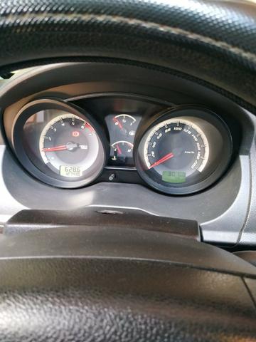 Fiesta Sedan 1.0, segundo dono em ótimo estado com manual e chave reserva
