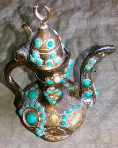 antiga ânfora confeccionada em bronze turco maciço decoradas com pedrarias tipicas 