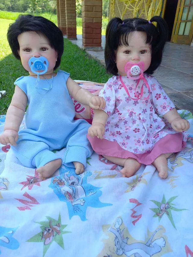 Bebê Reborn Gêmeos Casal Menino Corpo de Silicone Realista : :  Brinquedos e Jogos
