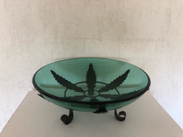 Centro de mesa com base de ferro e vidro curvo trabalhado DN 50 e h=25cm Black Friday
