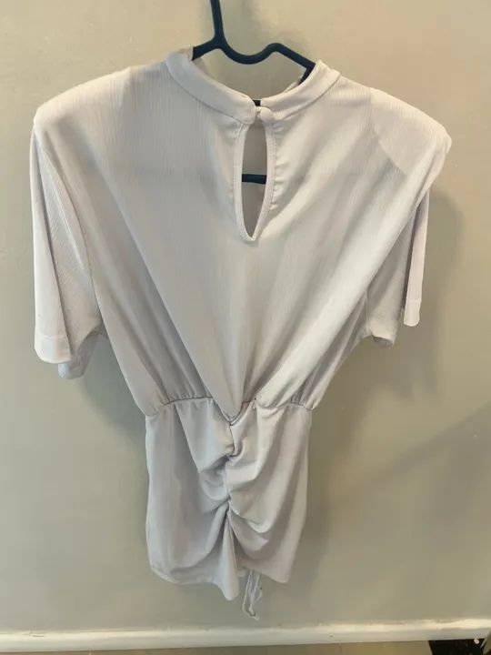 Vestido branco com detalhe de amarração - Foto 2