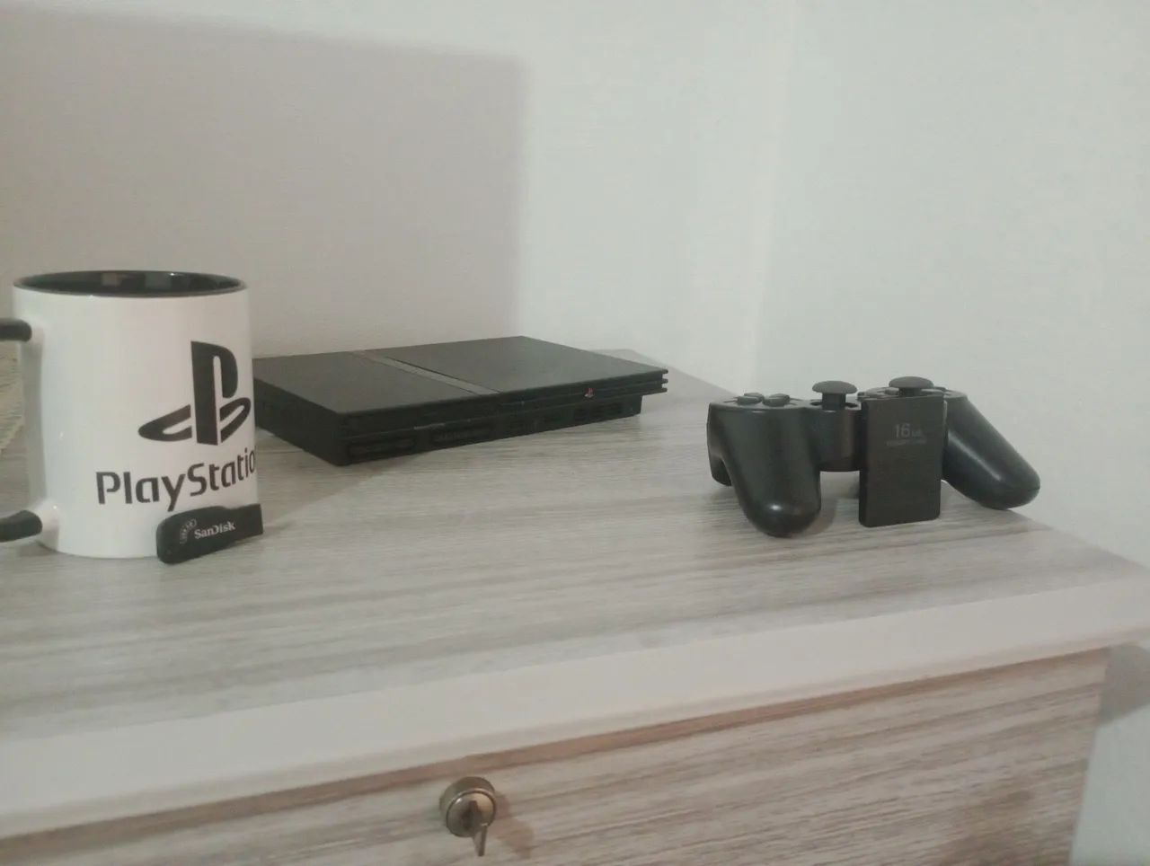 PlayStation 2 de um controle de 10 jogos e 16 MB sem roda disco só com play  drive