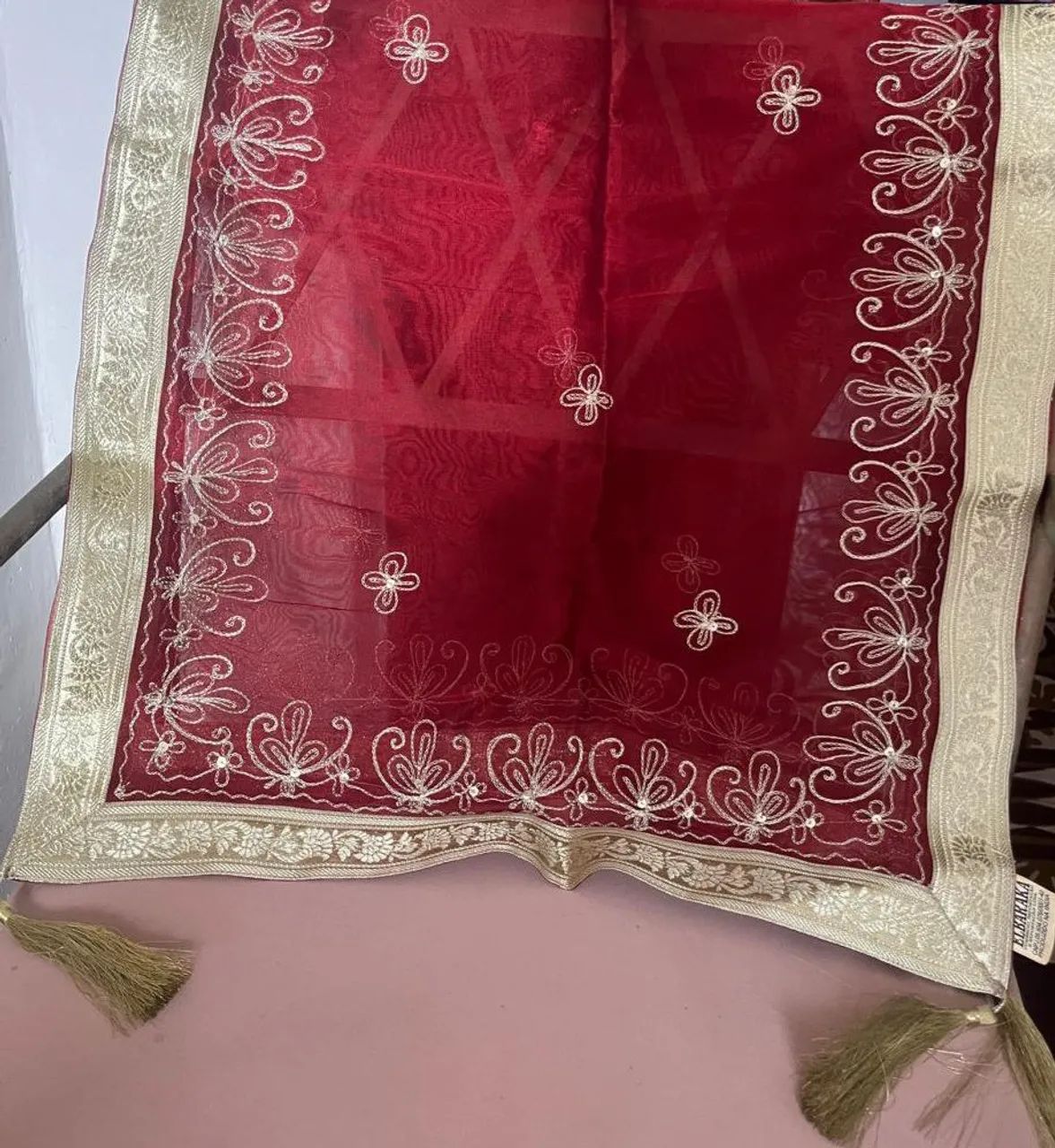 Estola para mesa de seis cadeiras toda bordada com detalhes dourado