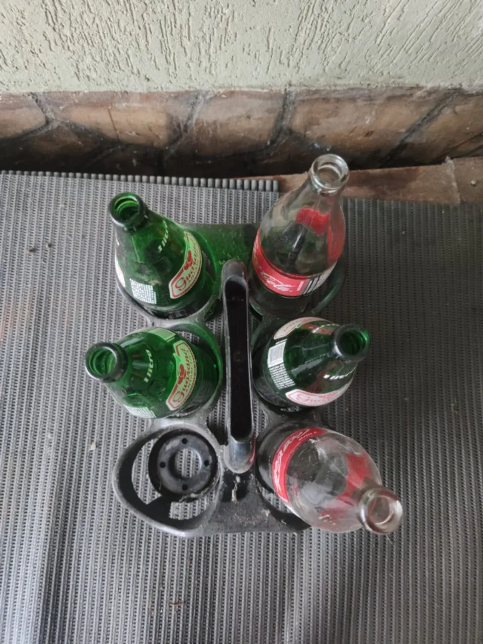 suporte e 5 cascos de vidro de refrigerante