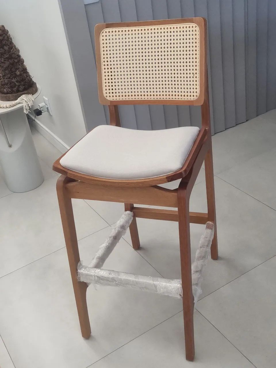 Banqueta maciça com estofado e palha