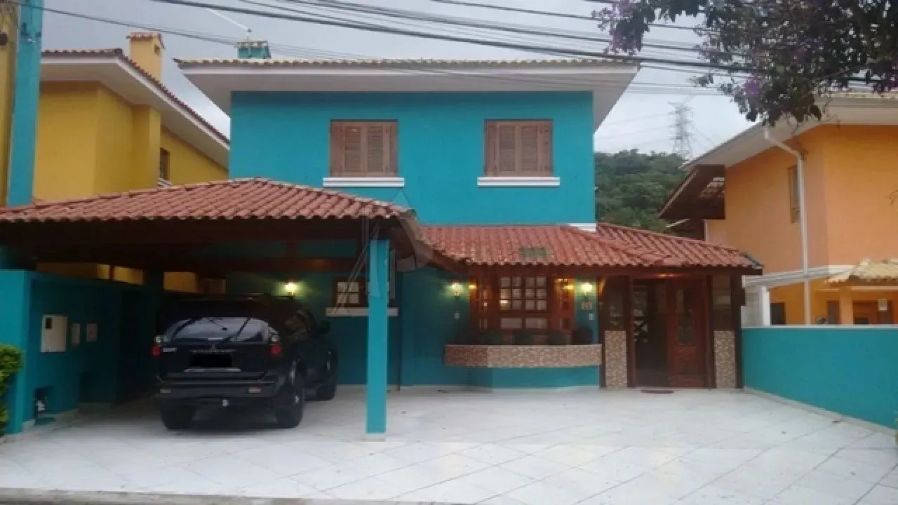 Condomínio fechado - próximo ao Horto Florestal - vista permanente para a mata preservada