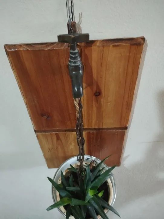 Placa decorativa com torneira e suporte para uma planta vintage