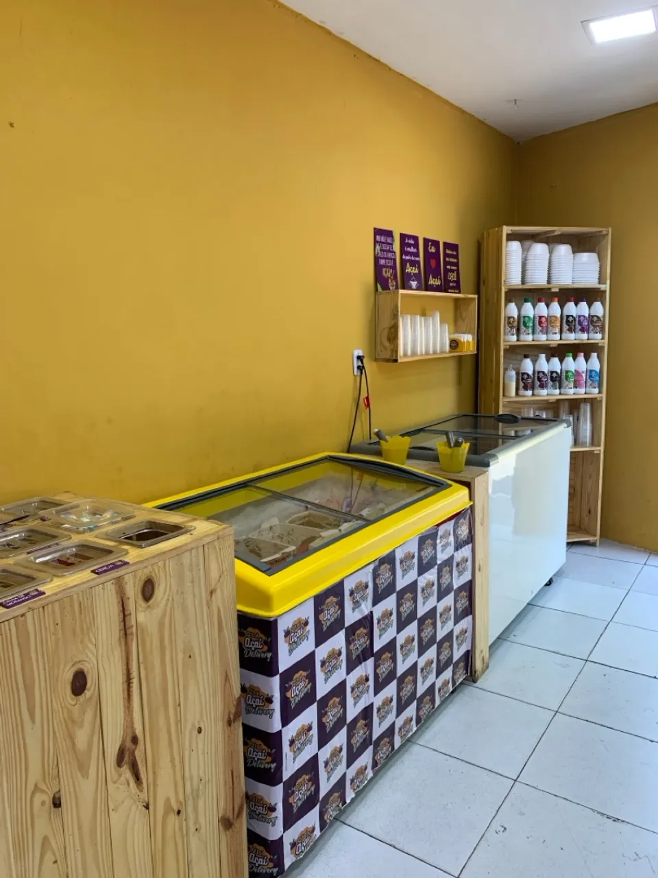 Sorveteria e açaí em funcionamento