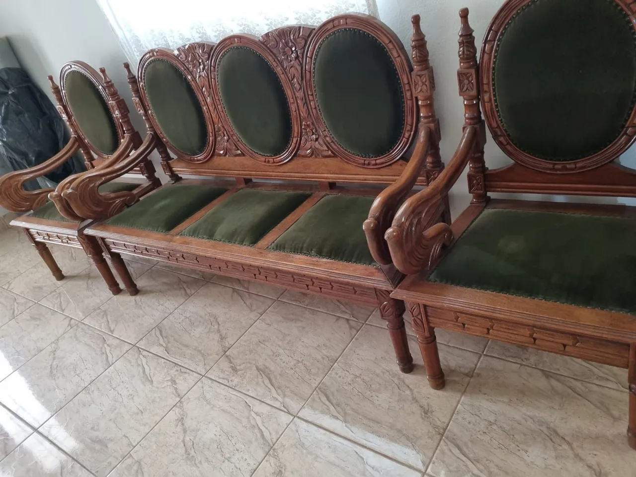 Conjunto de Sofá e Cadeiras de Madeira Maciça