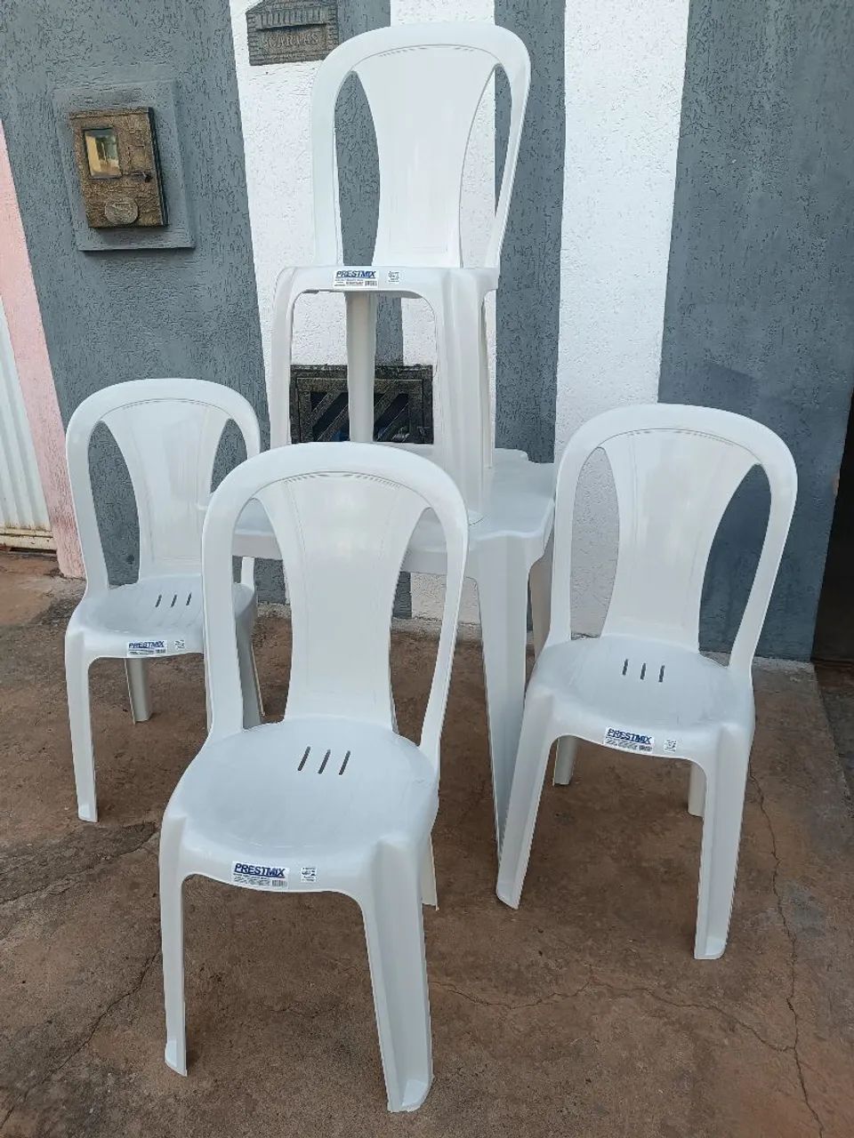 Conjunto de mesa e cadeiras de plástico bistrô novas  - Foto 3