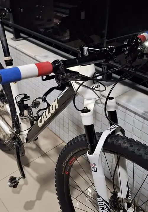 Bicicleta Caloi Elite Carbon Racing
