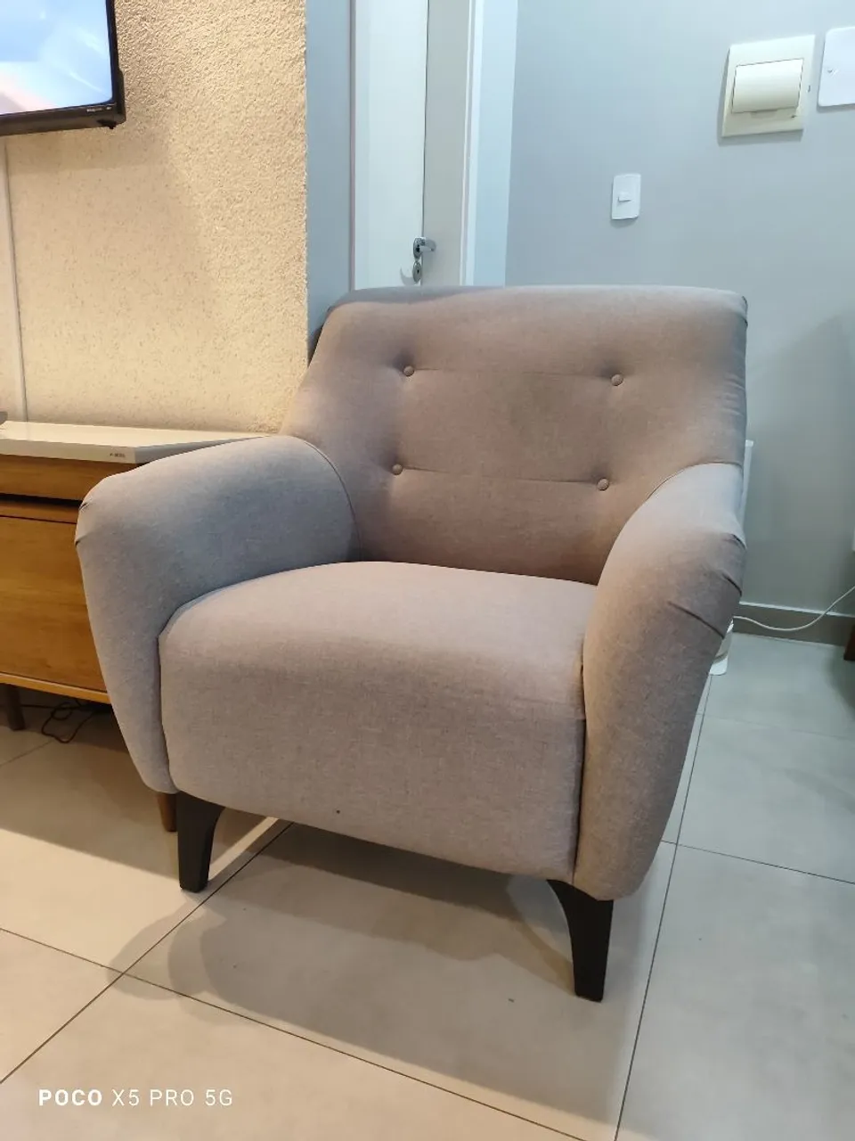 Poltrona Cinza Confortável e Elegante