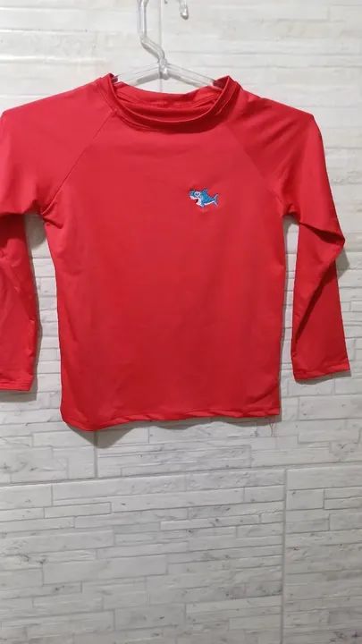 Camiseta infantil manga comprida com desenho de tubarão.com protetor solar 